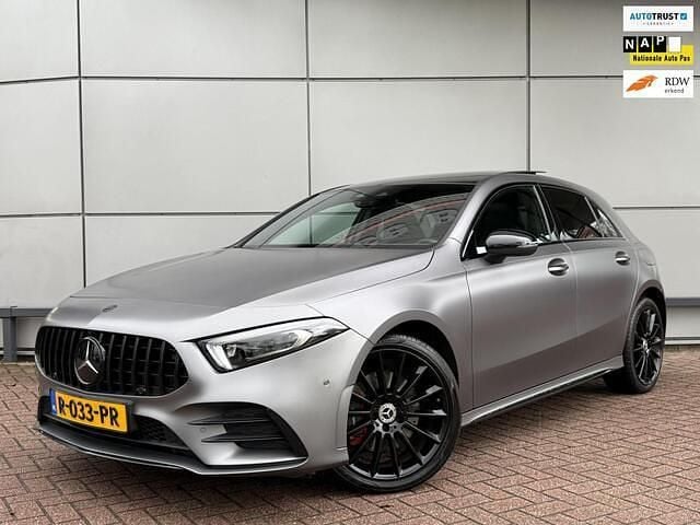 Grijs Gebruikt 2022 Mercedes A250 AMG Line Premium Plus Hatchback | € 31.950 (Eerlijke prijs) - Afbeelding 1/4