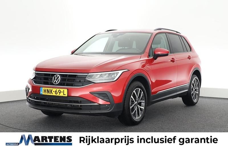 Rood Gebruikt 2021 VW Tiguan Life SUV | € 26.949 (Super prijs) - Afbeelding 1/4