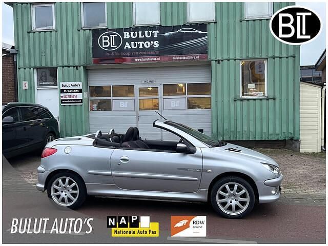 Grijs Gebruikt 2005 Peugeot 206 CC Cabriolet | € 1.950 (Eerlijke prijs) - Afbeelding 1/4