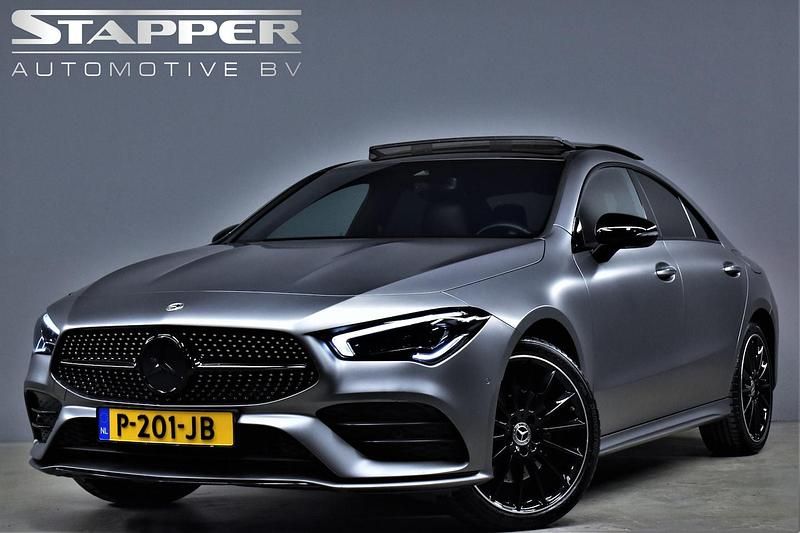 Grijs Gebruikt 2022 Mercedes CLA250e AMG line Sedan | € 36.995 (Iets duurder) - Afbeelding 1/4