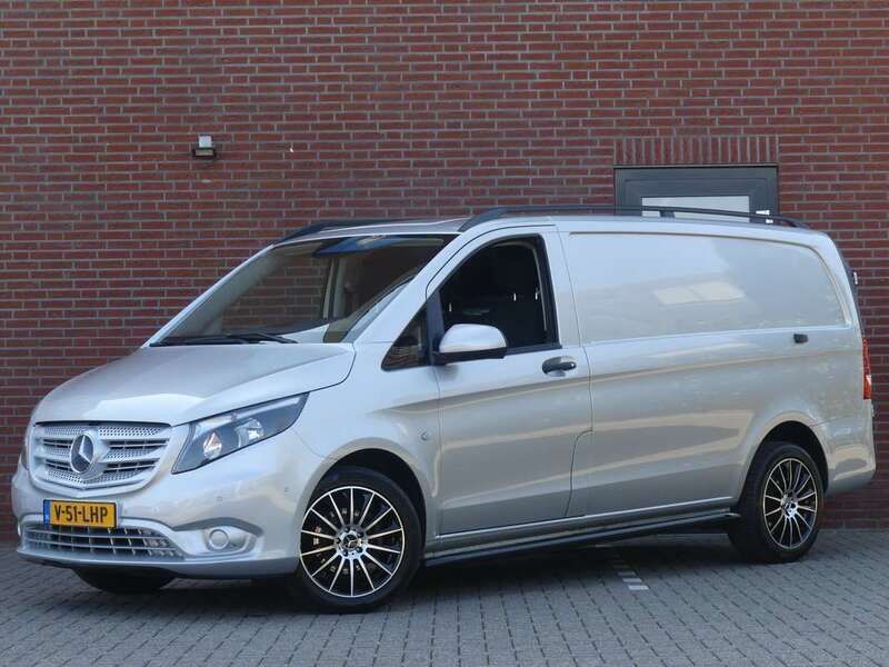 Grijs Gebruikt 2022 Mercedes Vito MPV | € 29.450 (Iets duurder) - Afbeelding 1/4