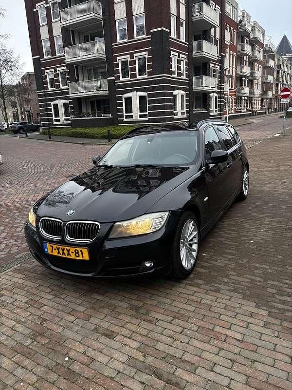 Zwart Gebruikt 2011 BMW 318 Stationwagen | € 4.500 (Eerlijke prijs) - Afbeelding 1/4