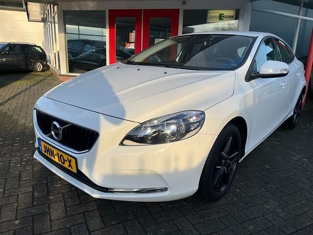 Wit Occasion 2016 Volvo V40 Momentum Hatchback | € 15.950 (Goede deal) - Afbeelding 1/4