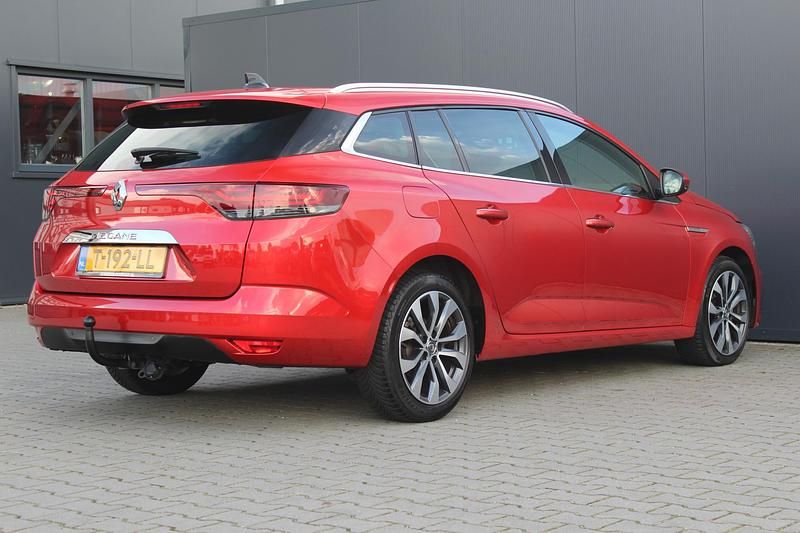 Occasion Renault Mégane GrandTour Techno 142 PK (104 kW) 2023 Rood Stationwagen