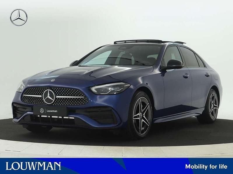 Blauw, metallic lak Nieuw 2025 Mercedes C300 AMG line Sedan | € 59.783 (Super prijs) - Afbeelding 1/4