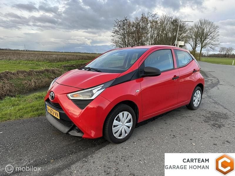 Rood Occasion 2022 Toyota Aygo Hatchback | € 10.950 (Goede deal) - Afbeelding 1/4