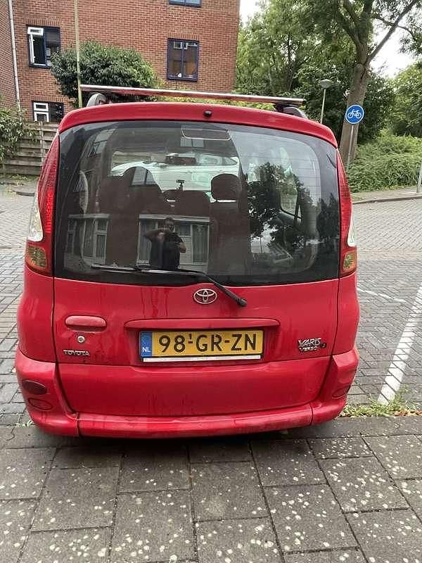 Rood Gebruikt 2001 Toyota Yaris Luna Stationwagen | € 1.500 (Eerlijke prijs) - Afbeelding 1/4