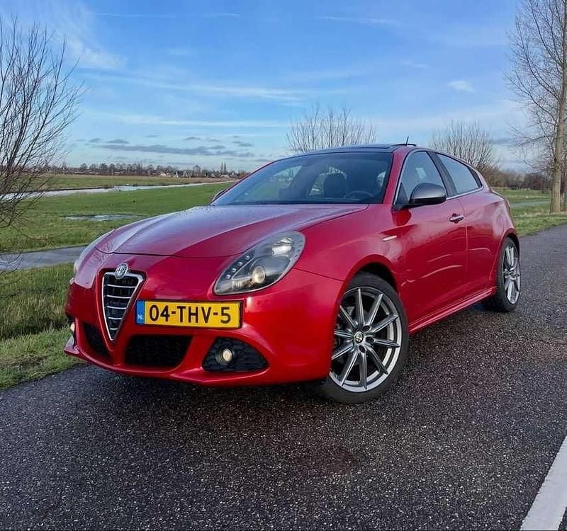 Rood Gebruikt 2012 Alfa Romeo Giulietta Distinctive MPV | € 3.950 (Super prijs) - Afbeelding 1/4