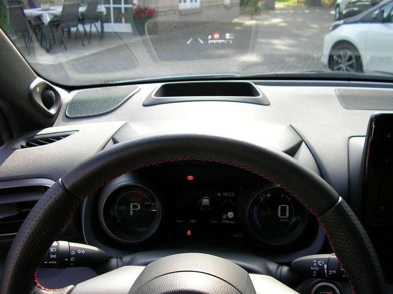 Wit Gebruikt 2023 Toyota Yaris Hybrid Sport Hatchback | € 24.600 (Goede deal) - Afbeelding 1/4