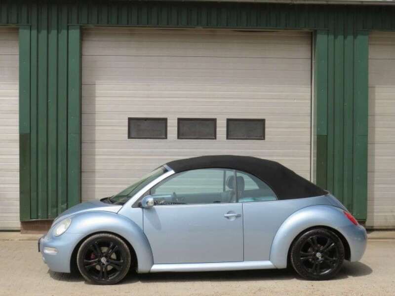 Blauw, metallic lak Gebruikt 2004 VW Beetle Highline Cabriolet | € 3.950 (Eerlijke prijs) - Afbeelding 1/4