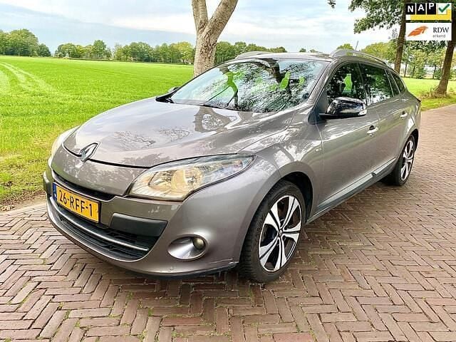 Grijs, metallic lak Gebruikt 2011 Renault Mégane GrandTour Bose Edition Stationwagen | € 2.589 (Eerlijke prijs) - Afbeelding 1/4