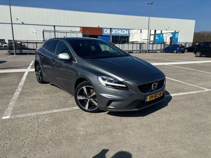 Grijs Gebruikt 2019 Volvo V40 Stationwagen | € 18.500 (Eerlijke prijs) - Afbeelding 1/4