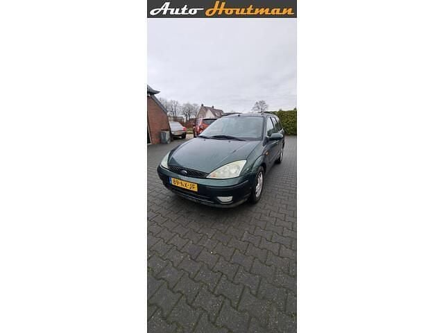 Groen (metallic) Occasion 2004 Ford Focus Ambiente Stationwagen | € 395 (Super prijs) - Afbeelding 1/4
