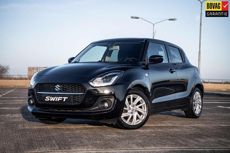 Zwart (metallic) Occasion 2021 Suzuki Swift Hatchback | € 17.935 (Duur) - Afbeelding 1/4