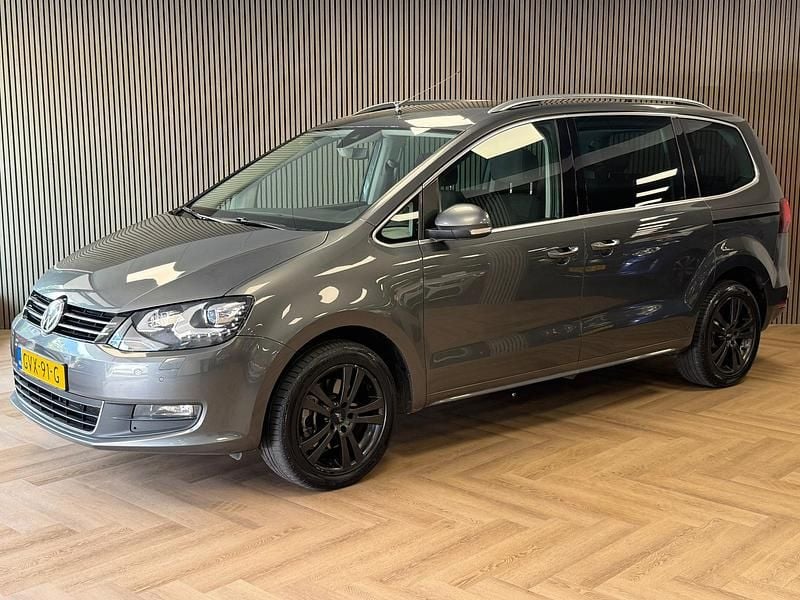 Grijs Gebruikt 2017 VW Sharan Exclusive MPV | € 21.995 - Afbeelding 1/4