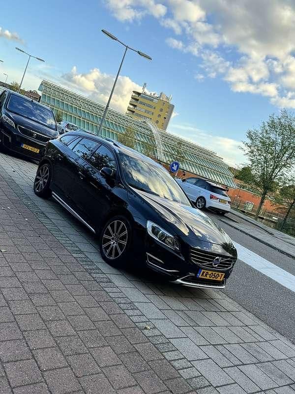 Zwart Gebruikt 2016 Volvo V60 Momentum Stationwagen | € 11.000 (Iets duurder) - Afbeelding 1/4