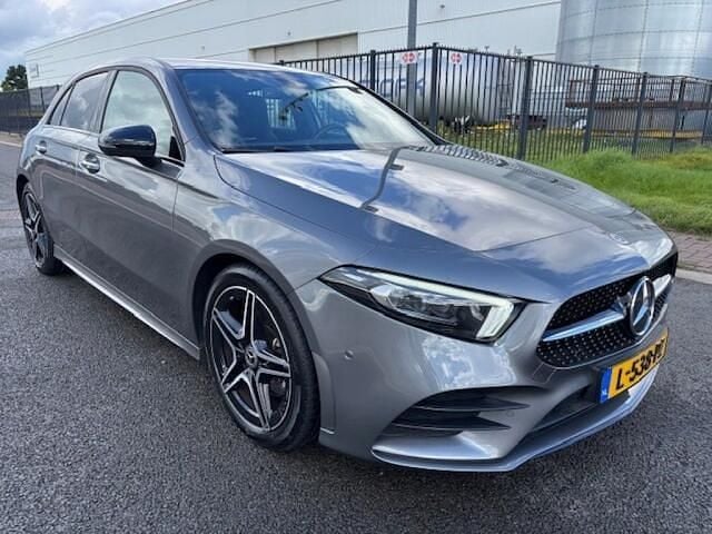 Grijs Gebruikt 2020 Mercedes A200 Advantage Hatchback | € 28.950 (Iets duurder) - Afbeelding 1/4