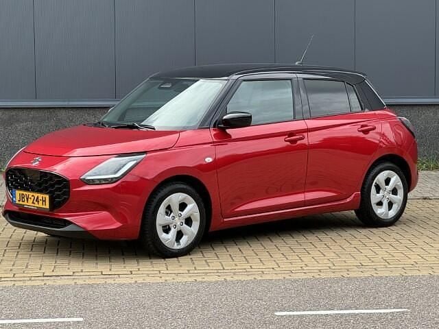 Rood Gebruikt 2025 Suzuki Swift Style Hatchback | € 23.900 (Eerlijke prijs) - Afbeelding 1/4
