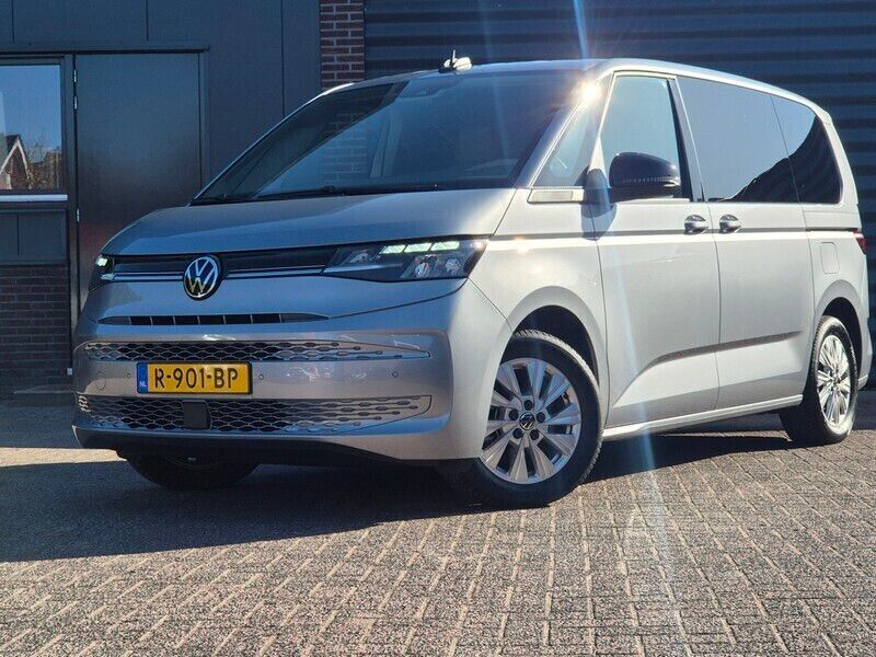 Grijs Gebruikt 2022 VW Multivan Edition Van | € 52.850 (Goede deal) - Afbeelding 1/4