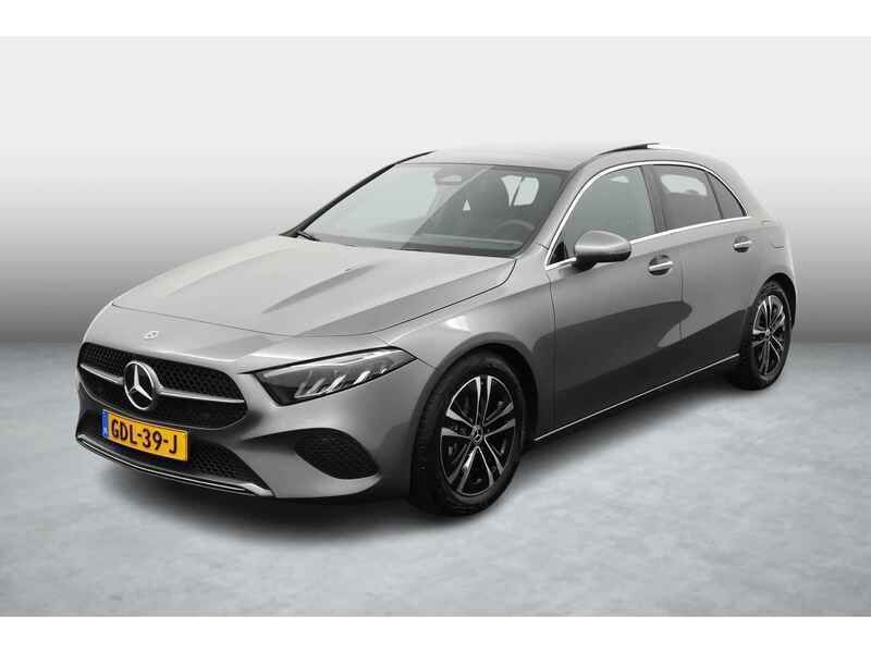 Grijs Gebruikt 2024 Mercedes A180 Edition Stationwagen | € 38.950 (Eerlijke prijs) - Afbeelding 1/4