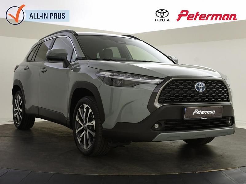 Groen Gebruikt 2023 Toyota Corolla Cross Style SUV | € 34.899 (Eerlijke prijs) - Afbeelding 1/4