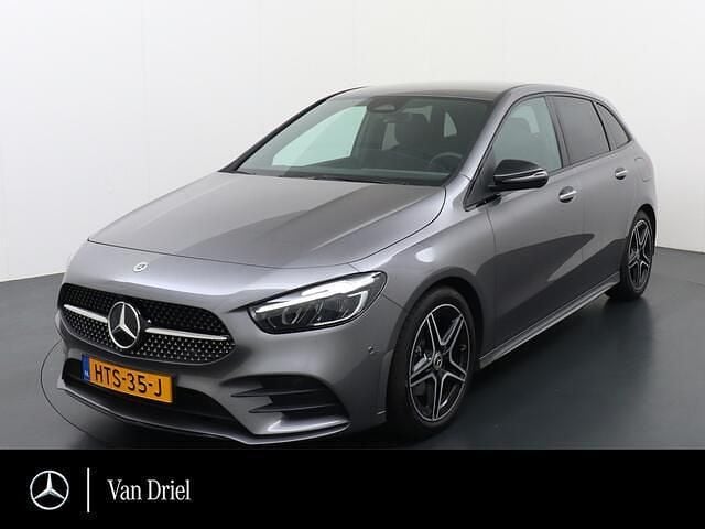 Grijs Gebruikt 2023 Mercedes B200 AMG line MPV | € 39.950 (Eerlijke prijs) - Afbeelding 1/4