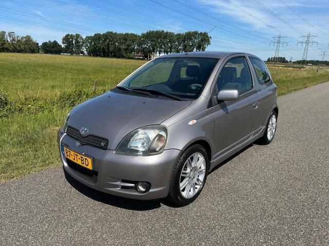 Grijs Gebruikt 2002 Toyota Yaris Hatchback | € 2.249 (Eerlijke prijs) - Afbeelding 1/4