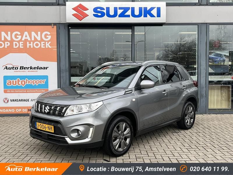 Grijs Occasion 2020 Suzuki Vitara SUV | € 19.640 (Eerlijke prijs) - Afbeelding 1/4