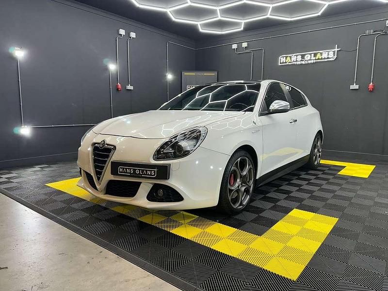 Wit Gebruikt 2012 Alfa Romeo Giulietta Hatchback | € 9.000 (Eerlijke prijs) - Afbeelding 1/4