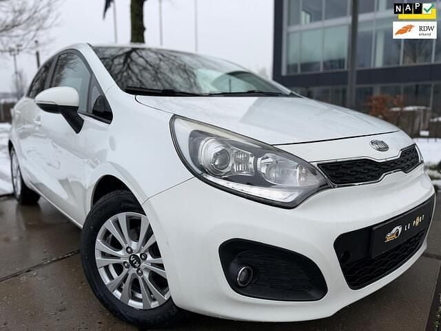 Wit (metallic) Occasion 2012 Kia Rio Hatchback | € 3.995 (Eerlijke prijs) - Afbeelding 1/4
