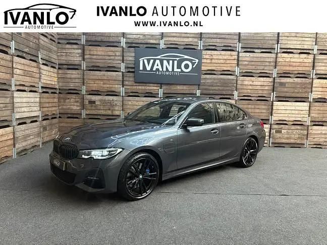 Grijs, metallic lak Gebruikt 2020 BMW 330e Shadowline Sedan | € 30.745 (Duur) - Afbeelding 1/4