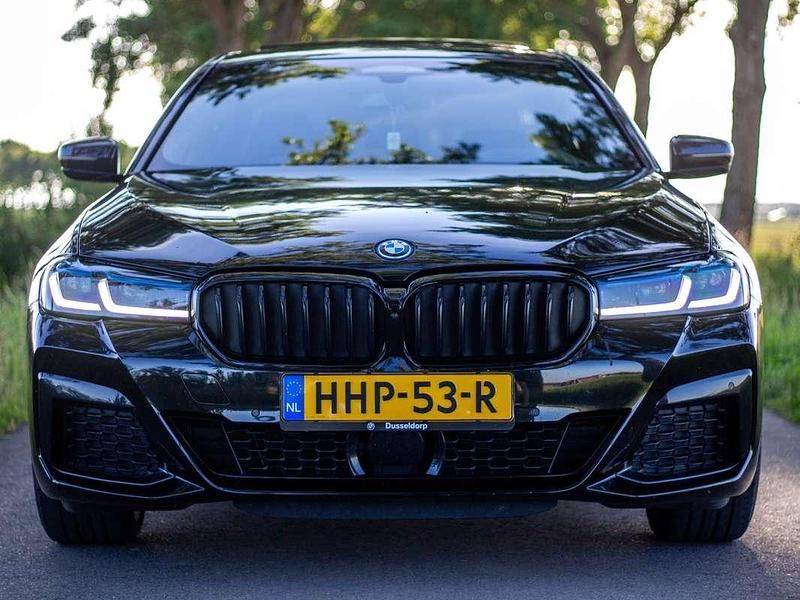 Zwart Gebruikt 2022 BMW 530e M Sport Sedan | € 49.950 (Duur) - Afbeelding 1/4