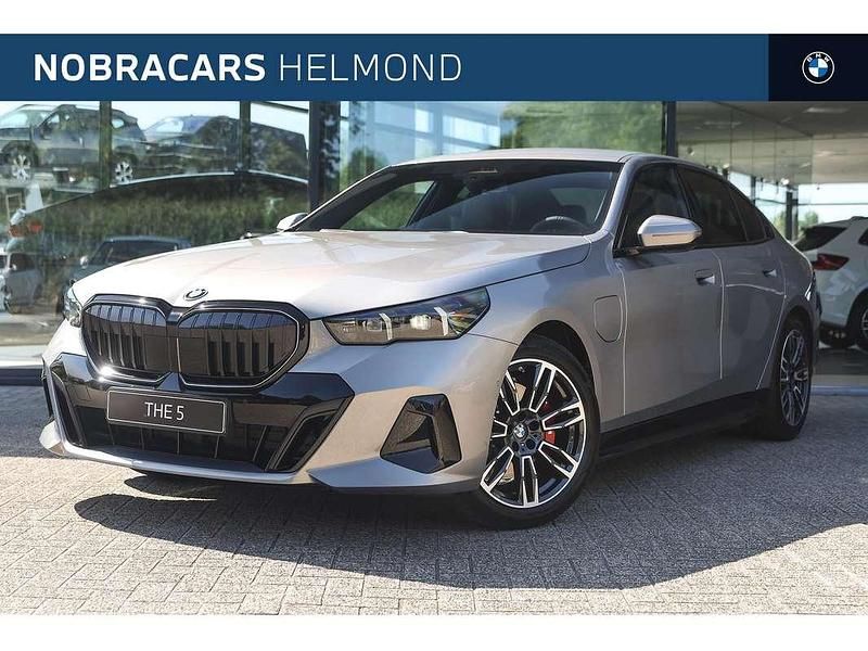 Grijs Nieuw 2025 BMW 530e M Sport Sedan | € 78.014 (Super prijs) - Afbeelding 1/4