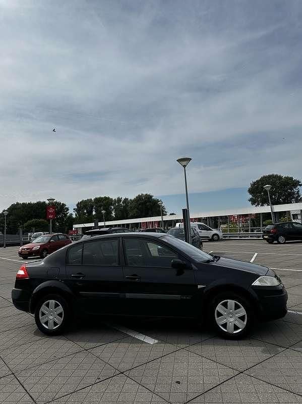 Gebruikt 2004 Renault Mégane II Dynamique Sedan | € 950 (Eerlijke prijs) - Afbeelding 1/4