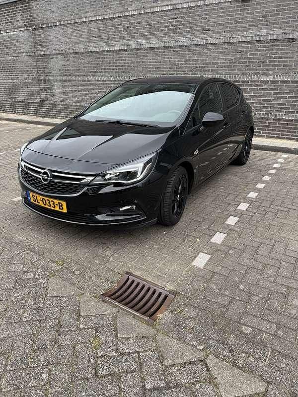 Zwart Occasion 2018 Opel Astra Edition Hatchback | € 12.000 (Eerlijke prijs) - Afbeelding 1/4