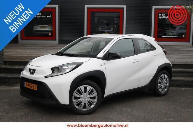 Wit Gebruikt 2023 Toyota Aygo Play Hatchback | € 17.400 (Eerlijke prijs) - Afbeelding 1/4