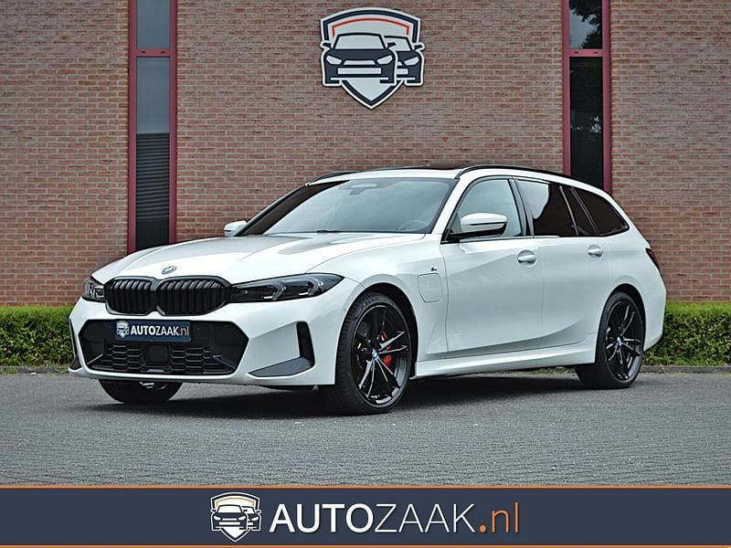 Wit Gebruikt 2024 BMW 330e M Sport Stationwagen | € 47.950 (Goede deal) - Afbeelding 1/4