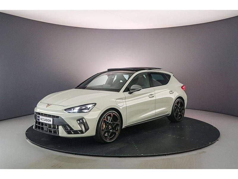 Taiga grey Gebruikt 2024 Cupra Leon VZ Hatchback | € 46.900 - Afbeelding 1/4