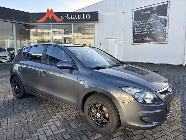 Grijs (metallic) Occasion 2010 Hyundai i30 Hatchback | € 3.940 (Eerlijke prijs) - Afbeelding 1/3