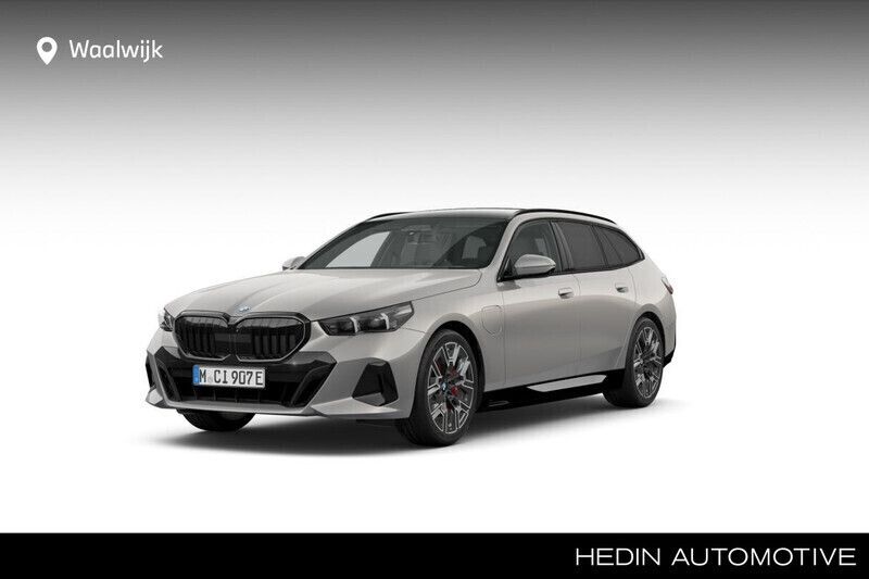 Zilver Gebruikt 2024 BMW 550e M Sport Stationwagen | € 109.072 (Eerlijke prijs) - Afbeelding 1/4