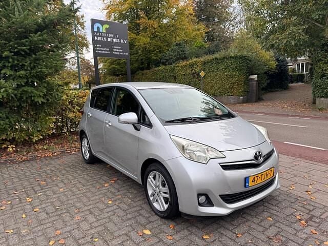Grijs Gebruikt 2012 Toyota Verso-S MPV | € 9.450 (Eerlijke prijs) - Afbeelding 1/4