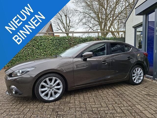 Bruin Occasion 2016 Mazda 3 Sedan | € 15.450 (Eerlijke prijs) - Afbeelding 1/4