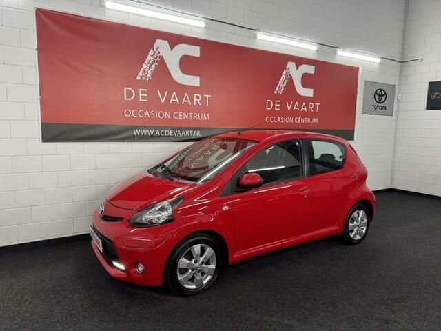 Rood Gebruikt 2013 Toyota Aygo Hatchback | € 3.999 (Goede deal) - Afbeelding 1/4