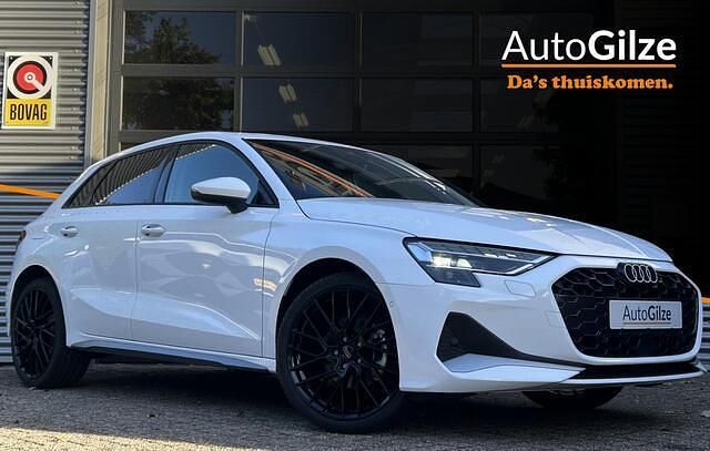 Wit Gebruikt 2024 Audi A3 Sportback Advanced Hatchback | € 34.795 (Eerlijke prijs) - Afbeelding 1/4