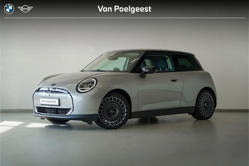Zilver Gebruikt 2024 Mini Cooper Classic Hatchback | € 31.895 - Afbeelding 1/4