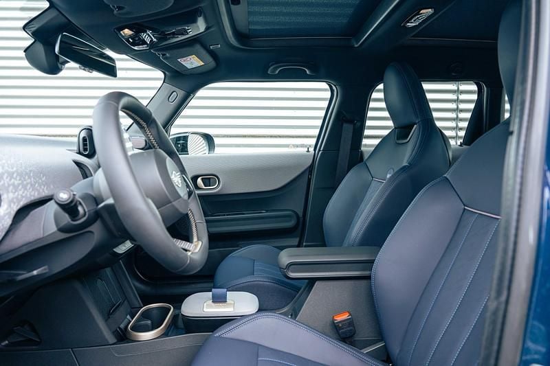 Occasion Mini Cooper Favoured 156 PK (114 kW) 2025 Blauw Hatchback