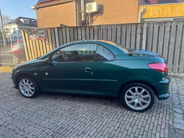 Groen (metallic) Occasion 2002 Peugeot 206 CC Roland Garros Cabriolet | € 995 (Goede deal) - Afbeelding 1/4