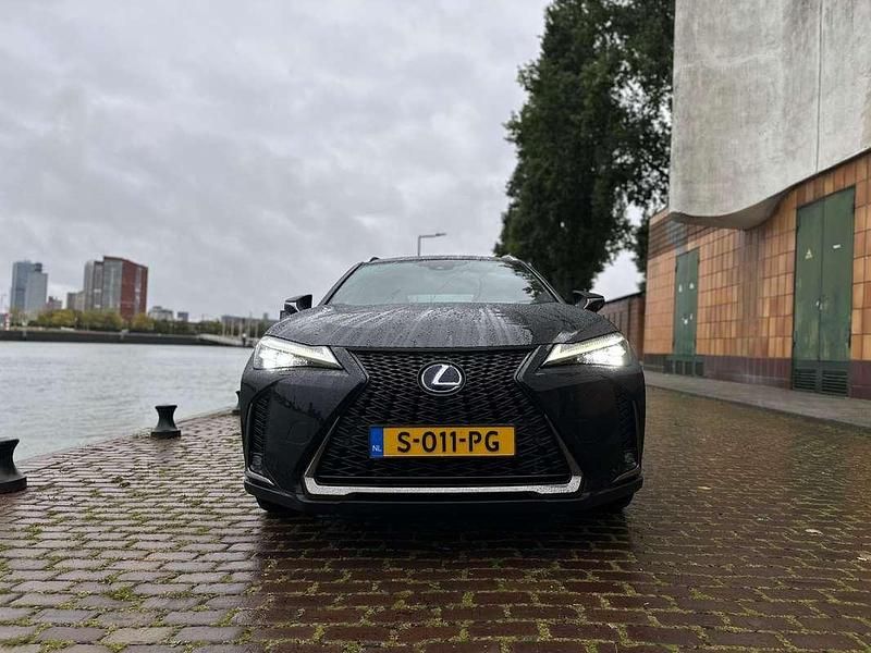 Zwart Gebruikt 2019 Lexus UX 250h Sport Line SUV | € 27.000 (Iets duurder) - Afbeelding 1/4