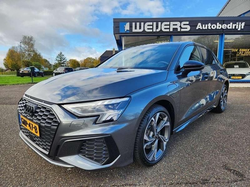 Grijs Gebruikt 2023 Audi A3 e-tron Competition Hatchback | € 34.850 (Iets duurder) - Afbeelding 1/4