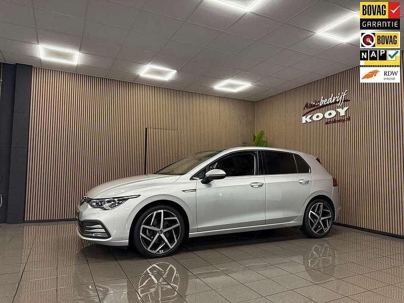 Grijs, metallic lak Gebruikt 2020 VW Golf VIII Style Hatchback | € 22.950 (Eerlijke prijs) - Afbeelding 1/4